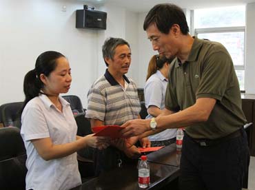 省總工會(huì)黨組書記、副主席陳震一行到順昌虹潤(rùn)精密儀器有限公司慰問(wèn)困難職工